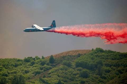News Themen der Woche News Bilder des Tages August 1, 2018 - California, U.S. - A C-130 Air Tanker drops fire retardant on a ridge West of Scotts Valley Road near Lakeport, California, to help hold a dozer line attempting to slow the spread of the River Fire burning in Lake and Mendocino Counties. The River Fire is one of two fires making up the Mendocino Complex Fire burning around the west end of Clear Lake. Both fires, the Ranch to the north and the River to the south, are still large and growing. Together they now total 90,912 acres and are still only 24% contained. Lakeport U.S. - ZUMAmk2_ 20180801_zap_mk2_011 Copyright: xMarkxMcKennax