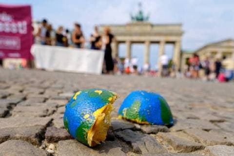 Erdüberlastungstag Aktivisten von BUNDjugend, Inkota, Germanwatch, Fairbindung und Naju protestieren mit einer Akion Ausgepresst! am Erdüberlastungstag am Brandenburger Tor in Berlin. Der Erdüberlastungstag markiert den Zeitpunkt im Jahr, an dem die natürlichen Ressourcen in so einem großen Umfang aufgebraucht sind, dass sie sich im restlichen Jahr nicht mehr regenerieren können. Die Aktivisten pressen symbolisch als Erdkugeln bemalte Orangen aus. Berlin Berlin Deutschland *** Earth Overload Day Activists of BUNDjugend Inkota Germanwatch Fairbindung and Naju protest with an Akion Pressed on Earth Overloading Day at the Brandenburg Gate in Berlin The earthquake day marks the time of year when natural resources are used up to such an extent that they can not regenerate during the rest of the year The activists press symbolically as ea