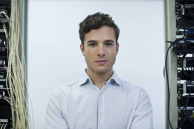 Computer technician, portrait  Copyright: FrédéricxCirou 35778684st