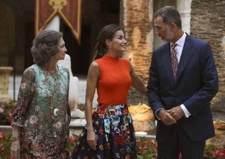 Entertainment Themen der Woche Entertainment Bilder des Tages Spain s King Felipe VI (L), Queen Letizia (C) accompanied by Emeritus Queen Sofia (L) chair the reception of representatives of all sectors of Balearic Islands society at Almudaina Palace in Mallorca, Spain, 03 August 2018. Royal activities in Mallorca !ACHTUNG: NUR REDAKTIONELLE NUTZUNG!  Copyright: xBallesterosx GRAF1736 20180803-636689278410222879