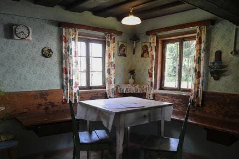 Museum of rural settlement in the Bavarian Forest region Bauernhaeuser und Hoefe Bauernstube Living room Table Window View to the outside Farm Vierseithof Petzihof Museum of rural settlement in the Bavarian Forest region Bauernhaeuser and Hoefe Germany Finsterau Freilicht Museum 20180731
