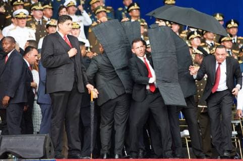 News Themen der Woche (180804) -- CARACAS, Aug. 4, 2018 () -- Security members protect Venezuelan President Nicolas Maduro after his speech was interrupted in Caracas, Venezuela, on Aug. 4, 2018. A speech by Venezuelan President Nicolas Maduro commemorating the 81st anniversary of the Bolivian National Guard was unexpectedly cut short after he was interrupted on Saturday. () VENEZUELA-CARACAS-MADURO-SPEECH Xinhua 