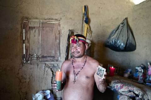 IMAGO Cultures of the world, Wayuu Volk in Kolumbien February 18, 2018 - Rioacha, La Guajira, Colombia - A Wayuu Piachi or Healer follower of Maria Lionza religion, holds postcards of Guaicaipuro, Maria Lionza, Negro Felipe and Dr. Jose Gregorio Hernandez. The central figure in one of the most widespread indigenous religions in certain parts of Colombia and Venezuela, very similar in most aspects to Santeria. The religion is a blend of African, indigenous, and Catholic beliefs. The term cult of Maria Lionza refers to a multiplicity of purification, divination, healing and initiation rituals in which a medium is possessed by the spirit of Maria Lionza or of other divinities of her pantheon. Rioacha Colombia - ZUMAc94_ 20180218_zap_c94_007 Copyright: xKikexCalvox