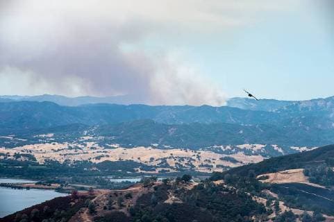 News Bilder des Tages August 6, 2018 - Lake County, California, U.S. - Smoke from the River Fire rises in the sky on Monday. The Mendocino Complex Fire is the second-largest wildfire in the state’s history. Lake County U.S. - ZUMAs76_ 20180806_zaf_s76_002 Copyright: xPaulxKitagakixJrx