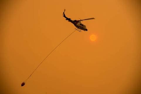 News Bilder des Tages August 6, 2018 - Lake County, California, U.S. - A helicoptor flies past the sun near Spring Valley Road during the Ranch Fire on Monday. The Mendocino Complex Fire is the second-largest wildfire in the state’s history. Lake County U.S. - ZUMAs76_ 20180806_zaf_s76_008 Copyright: xPaulxKitagakixJrx