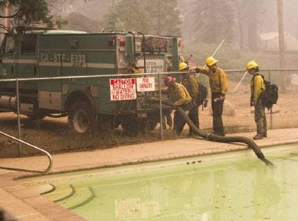 News Bilder des Tages August 6, 2018 - Dardnelle, California, U.S.A - U.S. Forest Service, Stanislaus HotShots crews refuel their water from a pool at Camp Jack Hazard as they work to prepare for a back burn in the Monday, Aug. 6 2018. The Donnell Fire in Tuolumne County has grown to 11,074 Acres according to the U.S. Forest Service. Dardnelle U.S.A - ZUMAbk2_ 20180806_zaf_bk2_015 Copyright: xMartyxBicekx