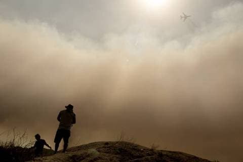 August 7, 2018 - Dallas, California, United States - Residents watch the smoke fill the air as the Holy Jim Trailhead fire approches their community. Dallas United States - ZUMAr164 20180807_zap_r164_006 Copyright: xChrisxRusanowskyx