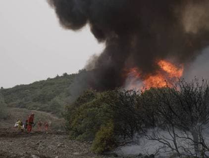 Firefightersl set a backfire along a ridge in Colusa County, California on August 7, 2018. The Mendocino Complex fire has become the largest in the state s history.  SXP2018080711 TERRYxSCHMITT
