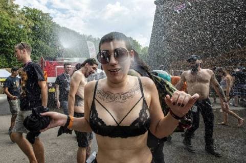 Entertainment Bilder des Tages Fans cool themselves as the heavy metal festival Brutal Assault in the fort Josefov in Jaromer, Nachod district, Czech Republic, starts on Wednesday, August 8, 2018. About hundred thirty bands will perform during four days of the festival. (CTKxPhoto DavidxTanecek) CTKPhotoP201808080855601  TAD 001
