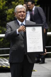 News Bilder des Tages Mexiko, Oberstes Gericht bestätigt Wahl Obradors Mexican President-elect Andres Manuel Lopez Obrador shows his majority certificate as he arrives at the Electoral Court of the Federation s Judicial Power, in Mexico City, Mexico, 08 August 2018. The Court validated the Mexican election and Obrador s victory. Mexican court declares Lopez Obrador President-elect after validating election !ACHTUNG: NUR REDAKTIONELLE NUTZUNG!  Copyright: xMarioxGuzmanx MEX06 20180808-636693619424883725