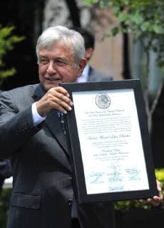 Mexiko, Oberstes Gericht bestätigt Wahl Obradors Mexican President-elect Andres Manuel Lopez Obrador shows his majority certificate as he arrives at the Electoral Court of the Federation s Judicial Power, in Mexico City, Mexico, 08 August 2018. The Court validated the Mexican election and Obrador s victory. Mexican court declares Lopez Obrador President-elect after validating election !ACHTUNG: NUR REDAKTIONELLE NUTZUNG!  Copyright: xMarioxGuzmanx MEX08 20180808-636693619451759258