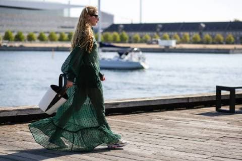 Entertainment Bilder des Tages A chic showgoer attending the Munthe runway show during Copenhagen Fashion Week - Aug 9, 2018 - CPHFW: Spring 2019 Street Style Day 3, Copenhagen Denmark  Copyright: xZachxChasex h_00535219