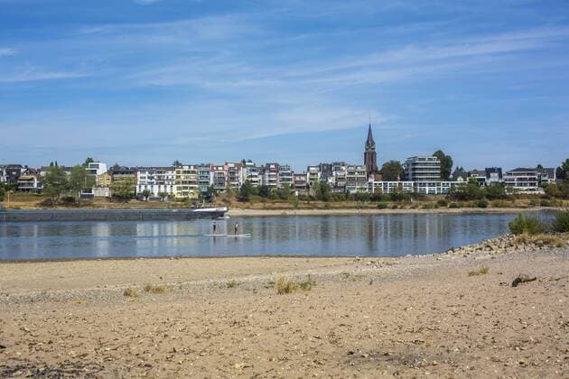 Like almost all rivers in Germany, the Rhine at Cologne Rodenkirchen leads due to the long dry period extremely low water ships may only drive if they are not fully loaded low water on the Rhine