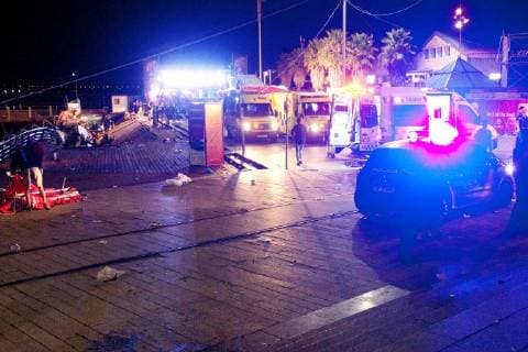 Several rescue and emergency members search for victims after several dozens people fell into the sea when a wooden gateway collapsed during a concert in Vigo, northwestern Spain, late night 12 August 2018. Some 266 people were wounded, five of them are seriously injured, in the accident happened during a music concert held as part of O Marisquino Festival. A wooden gateway collapses during a concert in Vigo !ACHTUNG: NUR REDAKTIONELLE NUTZUNG!  Copyright: xSalvadorxSasx GRAF5277 20180813-636697476875524512