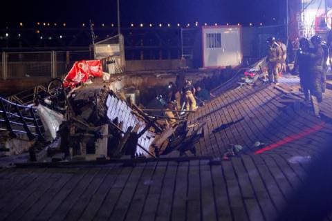 Several firefighters search for victims after several dozens people fell into the sea when a wooden gateway collapsed during a concert in Vigo, northwestern Spain, late night 12 August 2018. Some 266 people were wounded, five of them are seriously injured, in the accident happened during a music concert held as part of O Marisquino Festival. A wooden gateway collapses during a concert in Vigo !ACHTUNG: NUR REDAKTIONELLE NUTZUNG!  Copyright: xSalvadorxSasx GRAF5278 20180813-636697477495053713