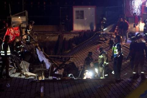 Several firefighters search for victims after several dozens people fell into the sea when a wooden gateway collapsed during a concert in Vigo, northwestern Spain, late night 12 August 2018. Some 266 people were wounded, five of them are seriously injured, in the accident happened during a music concert held as part of O Marisquino Festival. A wooden gateway collapses during a concert in Vigo !ACHTUNG: NUR REDAKTIONELLE NUTZUNG!  Copyright: xSalvadorxSasx GRAF5291 20180813-636697478143178727