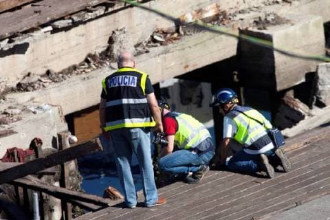 Spanish scientific police members inspect a place where a wooden gateway collapsed on 13 August 2018 during the closing concert of the O Marisquino music festival, in Vigo, Galicia, northern Spain, 14 August 2018. Some 300 people were wounded in the accident happened last night during a music concert held as part of O Marisquino Festival. Accident during concert wounds 300 people !ACHTUNG: NUR REDAKTIONELLE NUTZUNG!  Copyright: xSalvadorxSasx GRAF5734 20180814-636698490368381937
