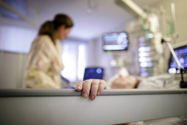 Eine Aerztin betreut eine Patientin auf der Intensivstation. 30.07.2018, Bad Belzig. Bad Belzig Deutschland *** A female doctor looks after a patient at Intensivstation 30 07 2018 Bad Belzig Bad Belzig Germany Copyright: xIngaxKjer photothek.netx