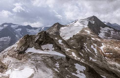 IMAGO Nature: Unsere Erde, Klimawandel, Gletscherschmelze Kaprun THEMENBILD - Blick auf den Gletscher und die umliegenden Berge, aufgenommen am 13. August 2018 in Kaprun, Oesterreich View of the glacier and the surrounding mountains, Kaprun, Austria on 2018 08 13. *** Kaprun THEME PICTURE View of the glacier and the surrounding mountains taken on 13 August 2018 in Kaprun Austria View of the glacier and surrounding mountains Kaprun Austria on 2018 08 13  EX_FEI 