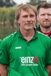 Ehemalige Profis treten wieder gegen Stadtkicker, Schausteller und Wirte an. Die Erlöse werden an die Hilfsprojekte von Ehrenbürgerin Schwester Regina Kuhlmann gespendet Ansgar Brinkmann (Der weiße Brasilianer - Teilnehmer im Dschungelcamp 2018 am 10. 14.08.2018, Stoppelmarkt, Vechta, Ehemalige Profis treten wieder gegen Stadtkicker, Schausteller und Wirte an. Die Erlöse werden an die Hilfsprojekte von Ehrenbürgerin Schwester Regina Kuhlmann gespendet, Stoppelmarkt in Vechta. Traditionell wird alljährlich am Dienstag vor der Eröffnung des Stoppelmarktes (in diesem Jahr: 14. August) Fußball für den guten Zweck gespielt. Auf dem Sportplatz am Schulzentrum Nord (Ludgerusschule) die Spielgemeinschaft von Stadt und Landkreis Vechta sowie eine Mannschaft der Stoppelmarkt-Schausteller abwechselnd gegen eine Auswahl ehemaliger Bund KFOTOxKokenge nph00001
