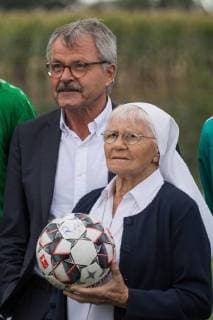 Ehemalige Profis treten wieder gegen Stadtkicker, Schausteller und Wirte an. Die Erlöse werden an die Hilfsprojekte von Ehrenbürgerin Schwester Regina Kuhlmann gespendet Helmut Gels ( Buergermeister Stadt Vechta) Schwester Regina Kuhlmann gehört seit me 14.08.2018, Stoppelmarkt, Vechta, Ehemalige Profis treten wieder gegen Stadtkicker, Schausteller und Wirte an. Die Erlöse werden an die Hilfsprojekte von Ehrenbürgerin Schwester Regina Kuhlmann gespendet, Stoppelmarkt in Vechta. Traditionell wird alljährlich am Dienstag vor der Eröffnung des Stoppelmarktes (in diesem Jahr: 14. August) Fußball für den guten Zweck gespielt. Auf dem Sportplatz am Schulzentrum Nord (Ludgerusschule) die Spielgemeinschaft von Stadt und Landkreis Vechta sowie eine Mannschaft der Stoppelmarkt-Schausteller abwechselnd gegen eine Auswahl ehemaliger Bund KFOTOxKokenge nph00001
