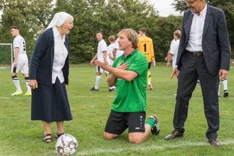 Ehemalige Profis treten wieder gegen Stadtkicker, Schausteller und Wirte an. Die Erlöse werden an die Hilfsprojekte von Ehrenbürgerin Schwester Regina Kuhlmann gespendet im Bild Kniefall von Ansgar Brinkmann (Der weiße Brasilianer - Teilnehmer im Dschu 14.08.2018, Stoppelmarkt, Vechta, Ehemalige Profis treten wieder gegen Stadtkicker, Schausteller und Wirte an. Die Erlöse werden an die Hilfsprojekte von Ehrenbürgerin Schwester Regina Kuhlmann gespendet, Stoppelmarkt in Vechta. Traditionell wird alljährlich am Dienstag vor der Eröffnung des Stoppelmarktes (in diesem Jahr: 14. August) Fußball für den guten Zweck gespielt. Auf dem Sportplatz am Schulzentrum Nord (Ludgerusschule) die Spielgemeinschaft von Stadt und Landkreis Vechta sowie eine Mannschaft der Stoppelmarkt-Schausteller abwechselnd gegen eine Auswahl ehemaliger Bund KFOTOxKokenge nph00001