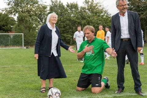 Ehemalige Profis treten wieder gegen Stadtkicker, Schausteller und Wirte an. Die Erlöse werden an die Hilfsprojekte von Ehrenbürgerin Schwester Regina Kuhlmann gespendet im Bild Kniefall von Ansgar Brinkmann (Der weiße Brasilianer - Teilnehmer im Dschu 14.08.2018, Stoppelmarkt, Vechta, Ehemalige Profis treten wieder gegen Stadtkicker, Schausteller und Wirte an. Die Erlöse werden an die Hilfsprojekte von Ehrenbürgerin Schwester Regina Kuhlmann gespendet, Stoppelmarkt in Vechta. Traditionell wird alljährlich am Dienstag vor der Eröffnung des Stoppelmarktes (in diesem Jahr: 14. August) Fußball für den guten Zweck gespielt. Auf dem Sportplatz am Schulzentrum Nord (Ludgerusschule) die Spielgemeinschaft von Stadt und Landkreis Vechta sowie eine Mannschaft der Stoppelmarkt-Schausteller abwechselnd gegen eine Auswahl ehemaliger Bund KFOTOxKokenge nph00001
