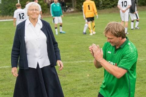 Ehemalige Profis treten wieder gegen Stadtkicker, Schausteller und Wirte an. Die Erlöse werden an die Hilfsprojekte von Ehrenbürgerin Schwester Regina Kuhlmann gespendet im Bild Kniefall von Ansgar Brinkmann (Der weiße Brasilianer - Teilnehmer im Dschu 14.08.2018, Stoppelmarkt, Vechta, Ehemalige Profis treten wieder gegen Stadtkicker, Schausteller und Wirte an. Die Erlöse werden an die Hilfsprojekte von Ehrenbürgerin Schwester Regina Kuhlmann gespendet, Stoppelmarkt in Vechta. Traditionell wird alljährlich am Dienstag vor der Eröffnung des Stoppelmarktes (in diesem Jahr: 14. August) Fußball für den guten Zweck gespielt. Auf dem Sportplatz am Schulzentrum Nord (Ludgerusschule) die Spielgemeinschaft von Stadt und Landkreis Vechta sowie eine Mannschaft der Stoppelmarkt-Schausteller abwechselnd gegen eine Auswahl ehemaliger Bund KFOTOxKokenge nph00001