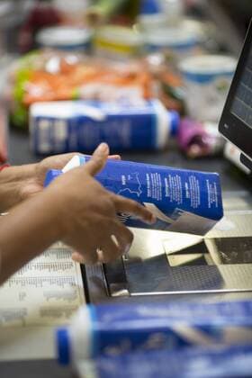 Cash register of a grocery store in Koeln 13 07 2018 Handing a cashier at a scanner cashier Koeln Germany Copyright: xUtexGrabowskyx xphotothek.netx