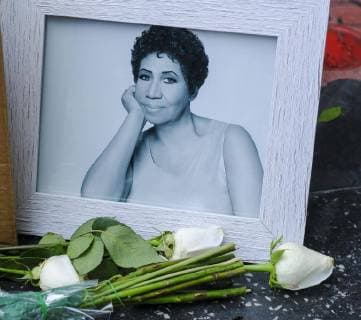 Entertainment Bilder der Woche KW33 Entertainment Bilder des Tages (180816) -- LOS ANGELES, Aug. 16, 2018 -- Flowers are placed on Aretha Franklin s star at the Hollywood Walk of Fame in Los Angeles, the United States, on Aug. 16, 2018. U.S. cultural icon Aretha Franklin died on Thursday at her home in Detroit, Michigan, at age 76 after a battle with pancreatic cancer. ) U.S.-LOS ANGELES-ARETHA FRANKLIN ZhaoxHanrong 