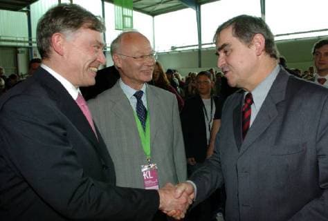 Bundespräsident Horst Köhler ist am Freitag (26.06.2006) anlässlich des 96sten Deutschen Katholikentags, auf dem Saarbrücker Messegelände wo er an einer Diskussionsrunde teilnimt. Hier wird er vom Saarländischen Ministerpräsident Peter Müller im Beisein von Prof. Dr. Hans Joachim Meyer, Präsident des Zentralkomitees der deutschen Katholiken (ZdK) , begrüßt. *** Federal President Horst Köhler is on Friday 26 06 2006 on the occasion of the 96th German Catholic Day at the Saarbrücken Exhibition Center where he participates in a round table Here he is welcomed by the Saarland Prime Minister Peter Müller in the presence of Prof Dr Hans Joachim Meyer President of the Central Committee of German Catholics ZdK