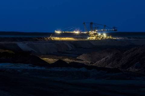 IMAGO Nature: Unsere Erde, Ressourcen, Kohle Ein Absetzer, aufgenommen bei blauer Stunde im Braunkohletagebau Welzow-Sued in Neupetershain, 15.08.2018. Ein Absetzer dient zur Ablagerung von Abraum, der Gesteinschicht ueber der Kohle. Neupetershain Deutschland *** A weaner taken at blue hour in brown coal open-pit Welzow Sued in Neupetershain 15 08 2018 A spreader serves for the deposition of overburden of the rock layer over the coal Neupetershain Germany Copyright: xFlorianxGaertner photothek.netx