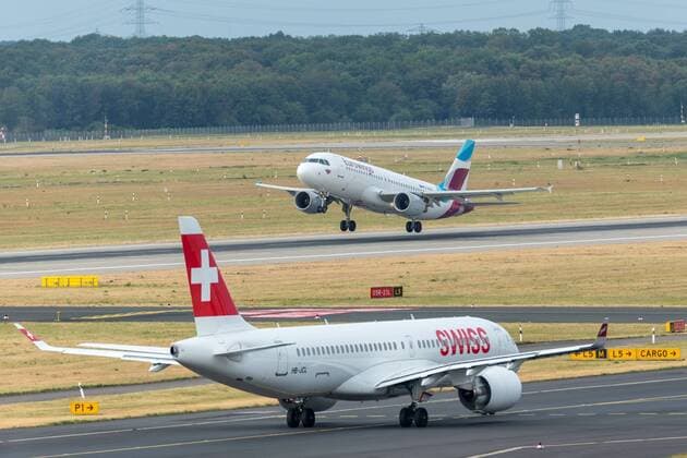 Duesseldorf Themenbild Symbolbild Flugzeug 15 08 2018 An Airbus A320 of the airline Eurowings launches in the foreground an Airbus A320 300 of the swiss airline Swissair at the theme image Symbolbild Flugzeug 15 08 2018 Copyright: xEIBNER MarioxHommesx EP_MHS
