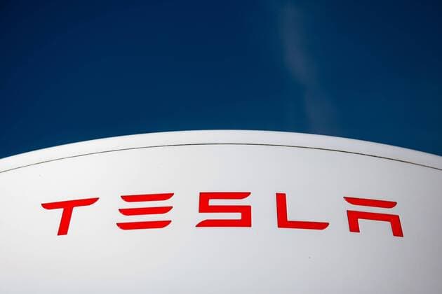 Mücke 180818 Tesla Supercharger at the Mücke car yard Pictured Tesla Supercharger at the Mücke caryard Iconfoto The Tesla share price is on a tweet by Teslas boss in freefall Now, the US stock market supervision has also turned on
