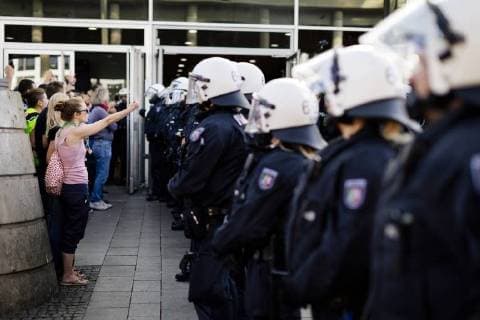 Demonstranten bei einer Kundgebung im Bahnhofsviertel. Köln, 18.08.2018 *** Protesters at a rally in the station district Cologne 18 08 2018 Foto:xC.xHardtx xFuturexImage
