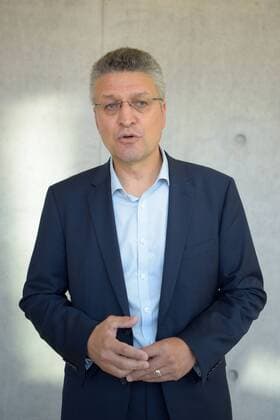 Robert Koch Institute Berlin 24 07 2018 At the end of the month, an S4 high-security laboratory goes into operation at the Robert Koch Institute Prof Lothar Wieler President of the Robert Koch Institute at the press tour