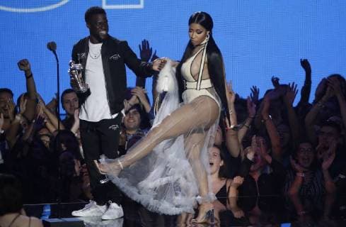 Niki Minaj is greeted by Kevin Hart as she accepts the Best Pop award during the 35th annual MTV Video Music Awards at Radio City Music Hall in New York City on August 20, 2018.  NYP20180820107 JOHNxANGELILLO