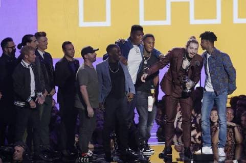 Post Malone accepts the Song of the Year award during the 35th annual MTV Video Music Awards at Radio City Music Hall in New York City on August 20, 2018.  NYP20180820119 JOHNxANGELILLO