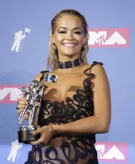 Entertainment Bilder der Woche KW34 Rita Ora poses with her award in the press room at the 35th annual MTV Video Music Awards at Radio City Music Hall in New York City on August 20, 2018.  NYP20180820394 SERENAxXU-NING