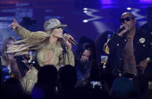 Vanguard award winner Jennifer Lopez performs with Ja Rule (R) during the 35th annual MTV Video Music Awards at Radio City Music Hall in New York City on August 20, 2018.  NYP20180820150 JOHNxANGELILLO