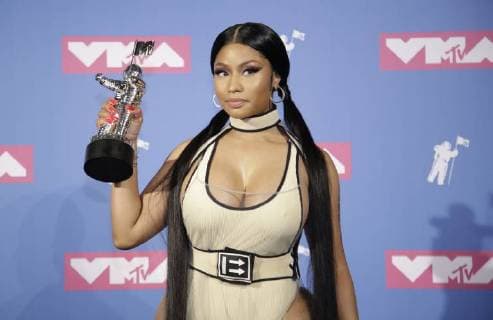 Nicki Minaj poses with her award in the press room at the 35th annual MTV Video Music Awards at Radio City Music Hall in New York City on August 20, 2018.  NYP20180820402 SERENAxXU-NING