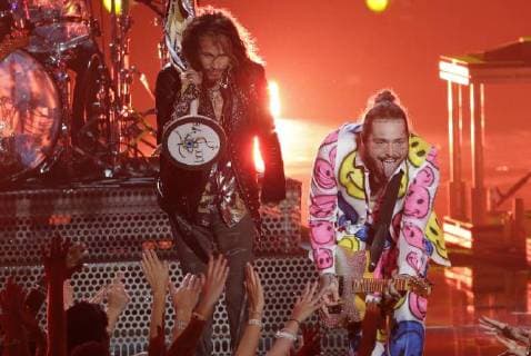 Aerosmith s Steven Tyler (L) performs with Post Malone during the 35th annual MTV Video Music Awards at Radio City Music Hall in New York City on August 20, 2018.  NYP20180820169 JOHNxANGELILLO