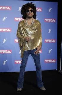 Lenny Kravitz pose for photographers in the press room at the 35th annual MTV Video Music Awards at Radio City Music Hall in New York City on August 20, 2018.  NYP20180820428 SERENAxXU-NING