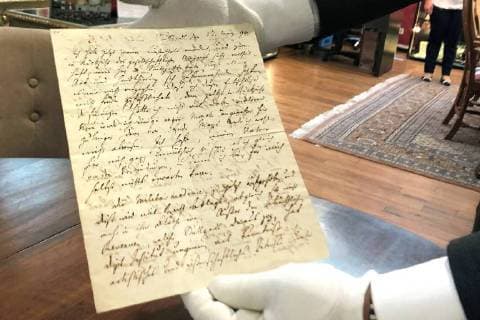 News Themen der Woche KW34 News Bilder des Tages Einen handgeschriebenen Brief von Friedrich Schiller versteigert das Stuttgarter Auktionshaus Eppli am 23. oder 24.11.18 fuer einen guten Zweck (Foto vom 21.08.18 im Auktionshaus). Der Erloes fuer das Schreiben aus dem Jahr 1794 soll je zur Haelfte der evangelischen wuerttembergischen Landeskirchenstiftung sowie der Stiftung Saut Kuu ( Starke Stimmen ) von Auma Obama, Schwester des frueheren US-Praesidenten Barack Obama, zugutekommen. In dem Brief an den befreundeten Schriftsteller Christian Gottfried Koerner beschreibt Schiller Eindruecke eines mehrwoechigen Aufenthalts in Stuttgart. (Siehe epd-Meldung vom 21.08.2018) Schiller-Brief kommt fuer guten Zweck unter den Hammer *** A handwritten letter from Friedrich Schiller auctioned the Stuttgart auction house Eppli on 23 or 24 11 18 for a good cause Photo of 21 08 18 in the auction house Copyright: epd-bild MarcusxMockler EDITORIAL USE ONLY