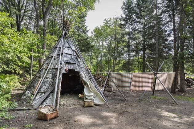Native encampment of the Ojibwa or Cree, First Nations People, Fort William Historical Park, Thunder Bay, Ontario, Canada.  acp106002 KenxGillespie