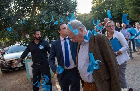 News Themen der Woche KW34 News Bilder des Tages 22.08.2018, xfux, Politik, Grossveranstaltung der Alternative fuer Deutschland in der Orangerie in Darmstadt und Demonstration gegen die AfD und Fest der Vielfalt, Toleranz und Solidarität, emonline, deloka, dewirt, empoli, azpoli, azlahe, v.l. Dr. Alexander Gauland (Parteivorsitzender der Alternative fuer Deutschland AfD) wird von einem Fan vom SV Darmstadt 98 mit blauem Konfetti beworfen vor dem Eingang in die Orangerie Politik, Grossveranstaltung der Alternativ fuer Deutschland und Demonstration *** 22 08 2018 xfux Politics Big event of the alternative for Germany in the Orangerie in Darmstadt and demonstration against the AfD and festival of diversity Tolerance and solidarity emonline deloka dewirt empoli azpoli azlahe vl Dr Alexander Gauland party chairman of the alternative for Germany AfD is a fan of SV Darmstadt 98 with blue confe
