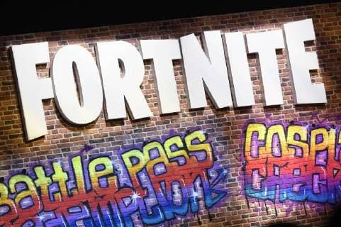 Fortnite Logo auf der weltgrößten Computerspielmesse Gamescom 2018 im Congress Centrum Nord der KoelnMesse. Köln, 22.08.2018 *** Fortnite Logo at the worlds largest computer game fair Gamescom 2018 in the Congress Center North of KoelnMesse Cologne 22 08 2018 Foto:xJ.xKrickx xFuturexImage