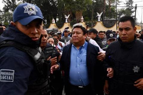 August 23, 2018 - EUM20180823SOC01.JPG .TULTEPEC, Mex. ProtestProtesta-Pirotecnia.- Un grupo de personas se manifestaron y agredieron al presidente municipal Armando Portuguez Fuentes (camisa azul), luego del operativo realizado por autoridades mexiquenses en busca de pirotecnia en casas de Tultepec, que se realizo la madrugada de este 23 de agosto de 2018. Foto: Agencia EL UNIVERSALJuan Armando MartinezEELG  - ZUMAu78_ 20180823_zaf_u78_012 Copyright: xElxUniversalx