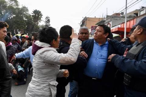 News Bilder des Tages August 23, 2018 - EUM20180823SOC02.JPG .TULTEPEC, Mex. ProtestProtesta-Pirotecnia.- Un grupo de personas se manifestaron y agredieron al presidente municipal Armando Portuguez Fuentes (camisa azul), luego del operativo realizado por autoridades mexiquenses en busca de pirotecnia en casas de Tultepec, que se realizo la madrugada de este 23 de agosto de 2018. Foto: Agencia EL UNIVERSALJuan Armando MartinezEELG  - ZUMAu78_ 20180823_zaf_u78_013 Copyright: xElxUniversalx