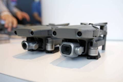 News Themen der Woche KW34 News Bilder des Tages (180823) -- NEW YORK, Aug. 23, 2018 -- Photo taken on Aug. 23, 2018 shows the newly-released DJI Mavic 2 Pro (R) and Mavic 2 Zoom drones during the launching ceremony in New York, the United States. Chinese drone manufacturer DJI released its new Mavic drone lineup, the Mavic 2 Pro and Mavic 2 Zoom, in New York on Thursday. Mavic 2 Pro has an integrated Hasselblad camera, and Mavic 2 Zoom is a foldable consumer drone with optical zoom capability. ) U.S.-NEW YORK-DJI-DRONE-RELEASE LixMuzi 
